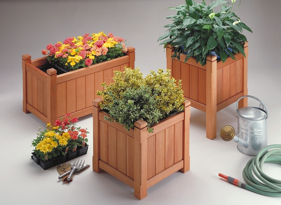 b'This versatile redwood planter fits into almost any garden or patio arrangement. There are four design options to build, and each has an adjustable shelf to accommodate plants of different sizes.\r\n'
